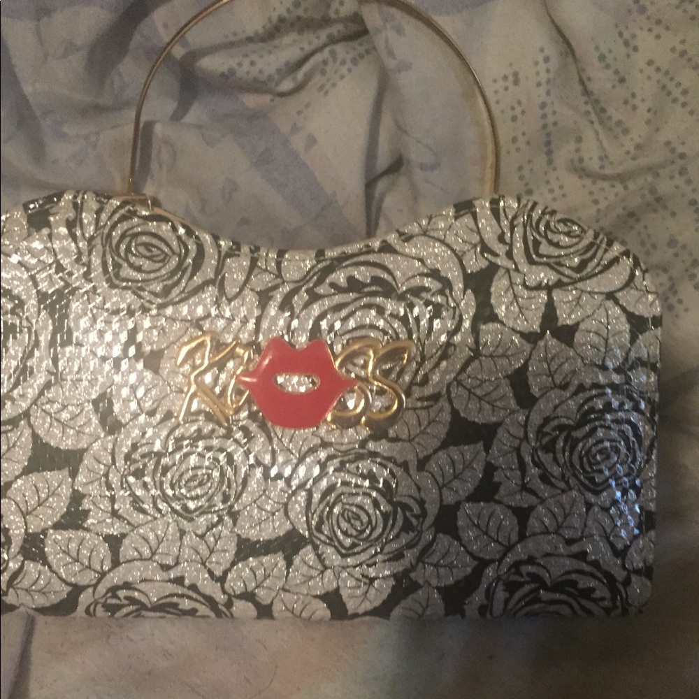 A kiss purse